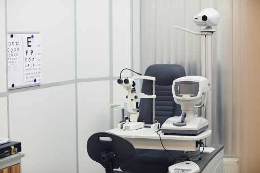 Machine for eyewear industries